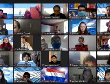 Alumnos del colegio C.I.M.D.I.P. en el aula maker