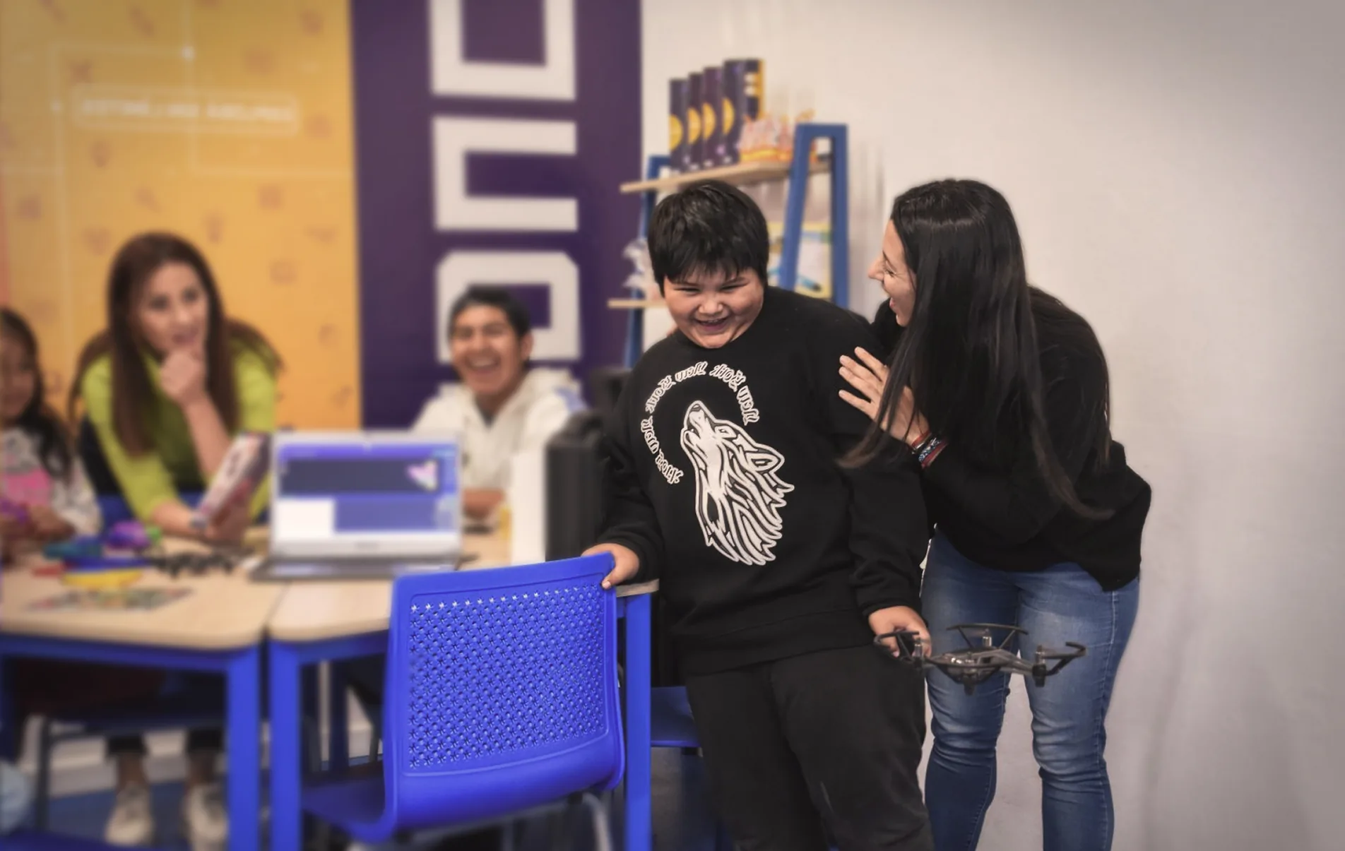 Estudiantes trabajando juntos